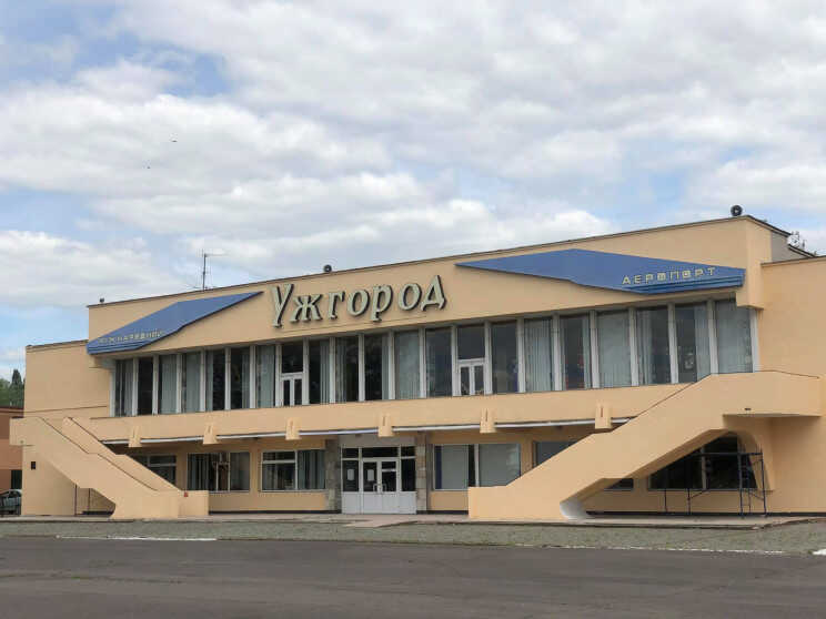 Експівробітницю міськради Ужгорода підозрюють у допомозі в привласненні аеропорту