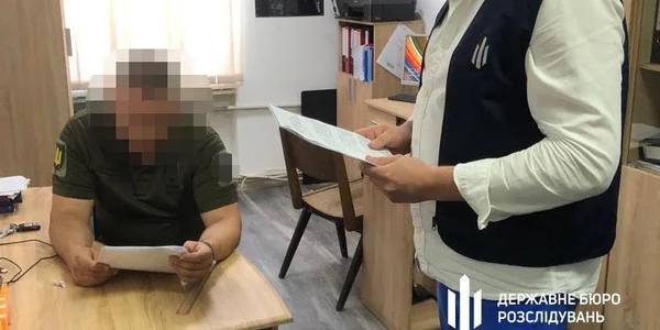 Екс-військовому комісару Ужгородського Територіального Центру Комплектування, який примушав військовослужбовців будувати для нього приватний маєток, загрожує до 12 років позбавлення волі: ДБР завершило розслідування