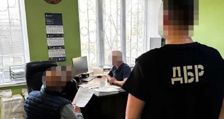 На Хмельниччині офіцер судової охорони вимагав 20 тисяч доларів хабара від поліцейського