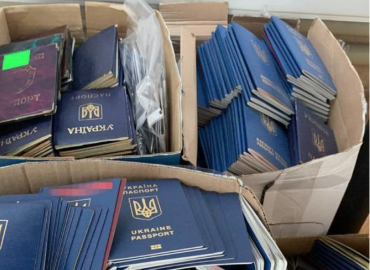 На Одещині посадовці міграційної служби видавали закордонні паспорти в обхід ТЦК